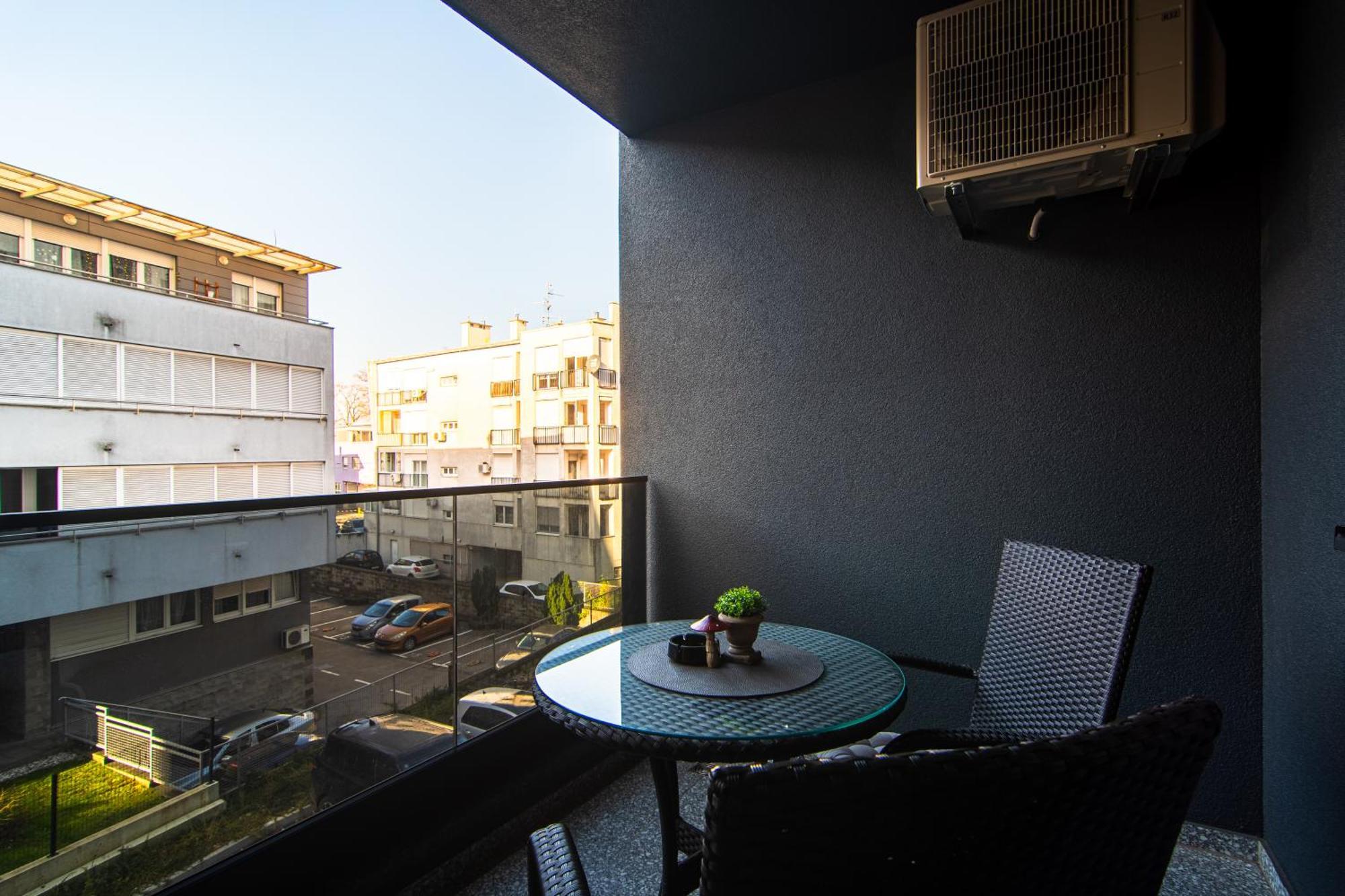 Flexible Selfcheckins 63 - - Loggia - Brand New