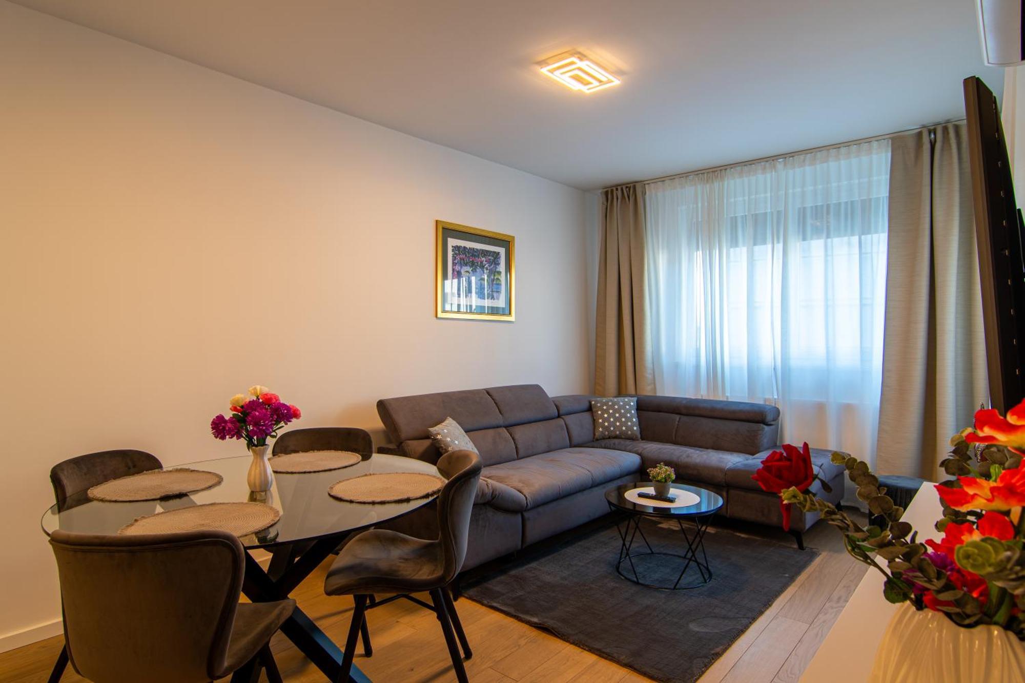 Flexible Selfcheckins 63 - - Loggia - Brand New Zagreb
